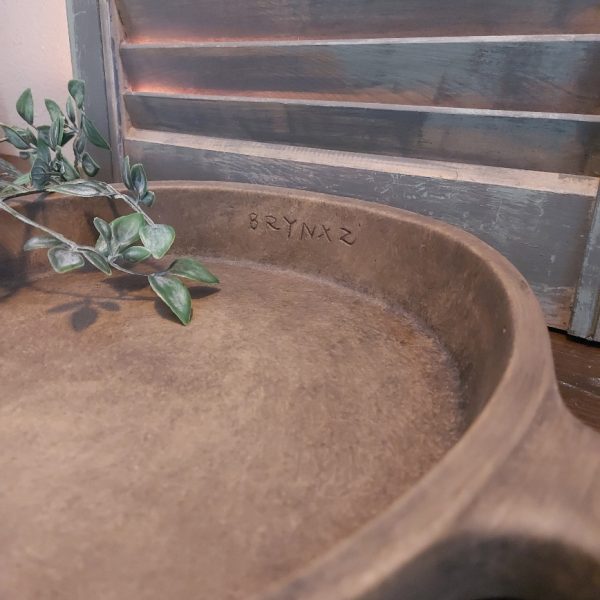 Platte schaal met handvat van aardewerk in een warm bruine kleur, van het merk Brynxz uit de serie Majestic Brown.