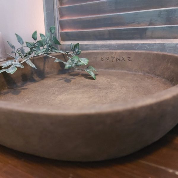 Platte schaal met handvat van aardewerk in een warm bruine kleur, van het merk Brynxz uit de serie Majestic Brown.