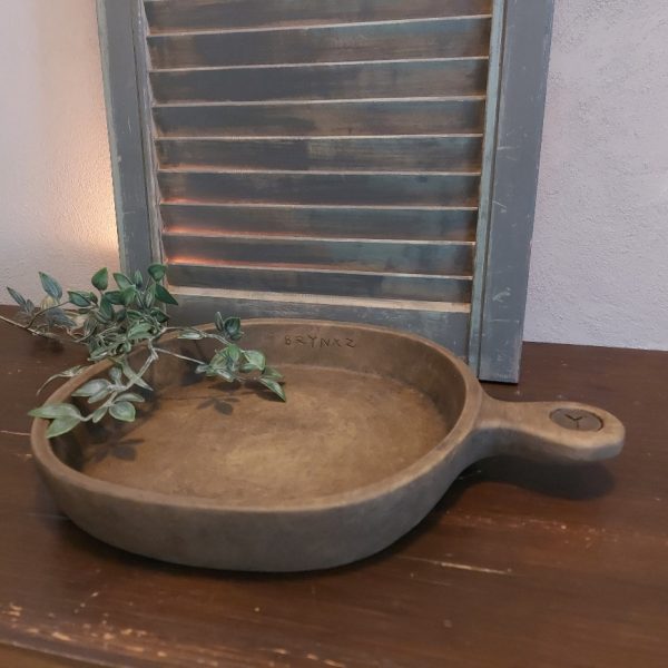 Platte schaal met handvat van aardewerk in een warm bruine kleur, van het merk Brynxz uit de serie Majestic Brown.