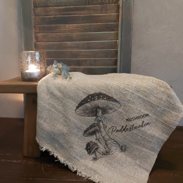 Shabby doek van naturel linnen met een afbeelding van paddenstoelen.