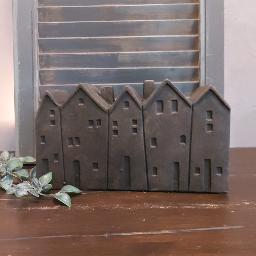 Woondecoratie van 5 huisjes op een rij, gemaakt van aardewerk in een warm bruine kleur. Van het merk Brynxz uit de serie Majestic Brown.