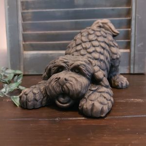 Hond van aardewerk in een warm bruine kleur, van het merk Brynxz uit de serie Majestic Brown.