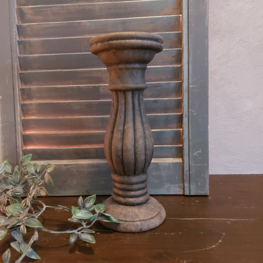 Baluster kandelaar van beton in een warme bruine kleur voor een kaars van 7 cm. Van het merk Brynxz uit de serie Majestic Brown.