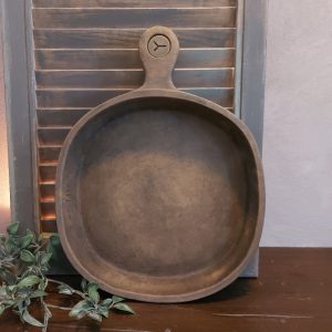 Platte schaal met handvat van aardewerk in een warm bruine kleur, van het merk Brynxz uit de serie Majestic Brown.