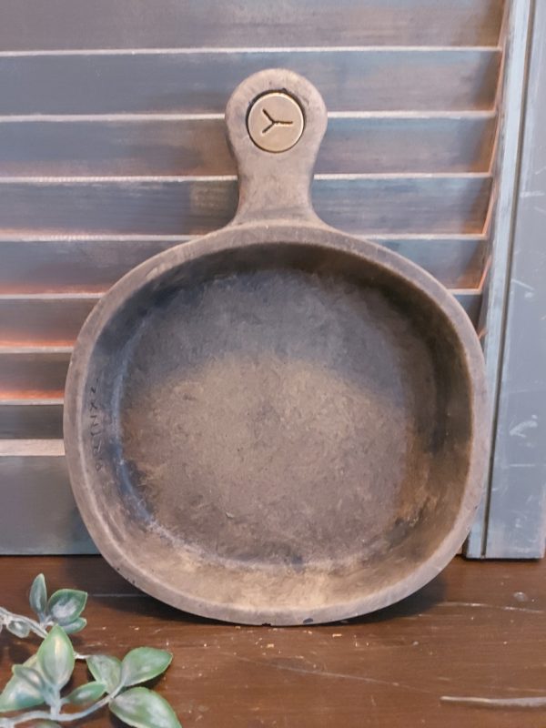Platte schaal met handvat van aardewerk in een warm bruine kleur, van het merk Brynxz uit de serie Majestic Brown.