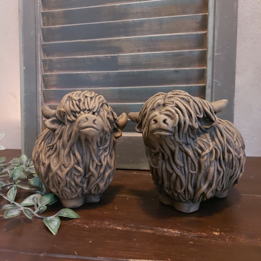 Set van twee Schotse Hooglanders van aardewerk in een warm bruine kleur, van het merk Brynxz uit de serie Majestic Brown.