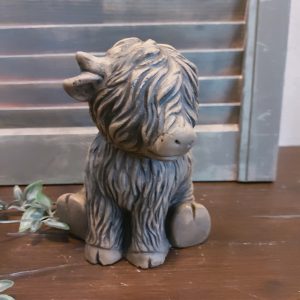 Zittende Schotse Hooglander uit de serie Majestic Brown, van het merk Brynxz.