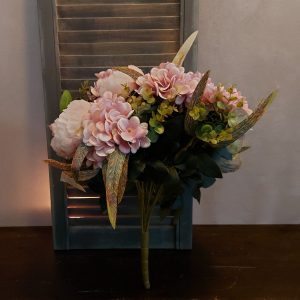 Compleet boeket met roze hortensia's en pioenrozen, van het merk Countryfield.