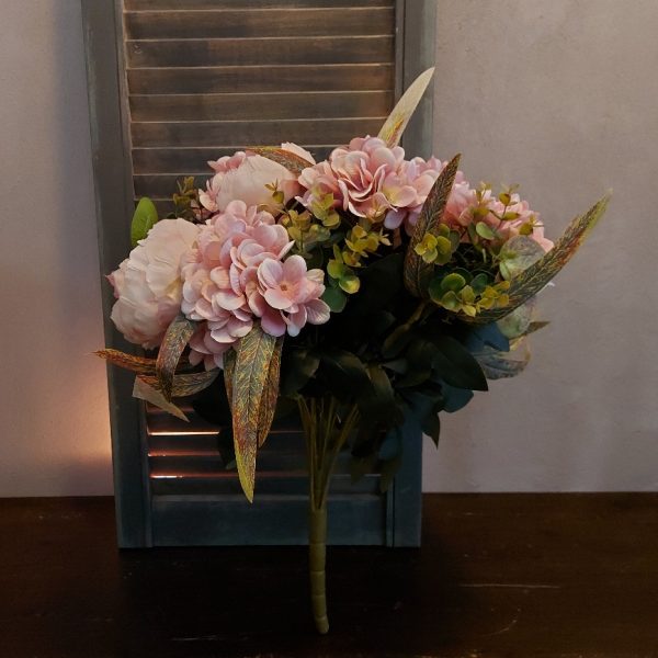Compleet boeket met roze hortensia's en pioenrozen, van het merk Countryfield.
