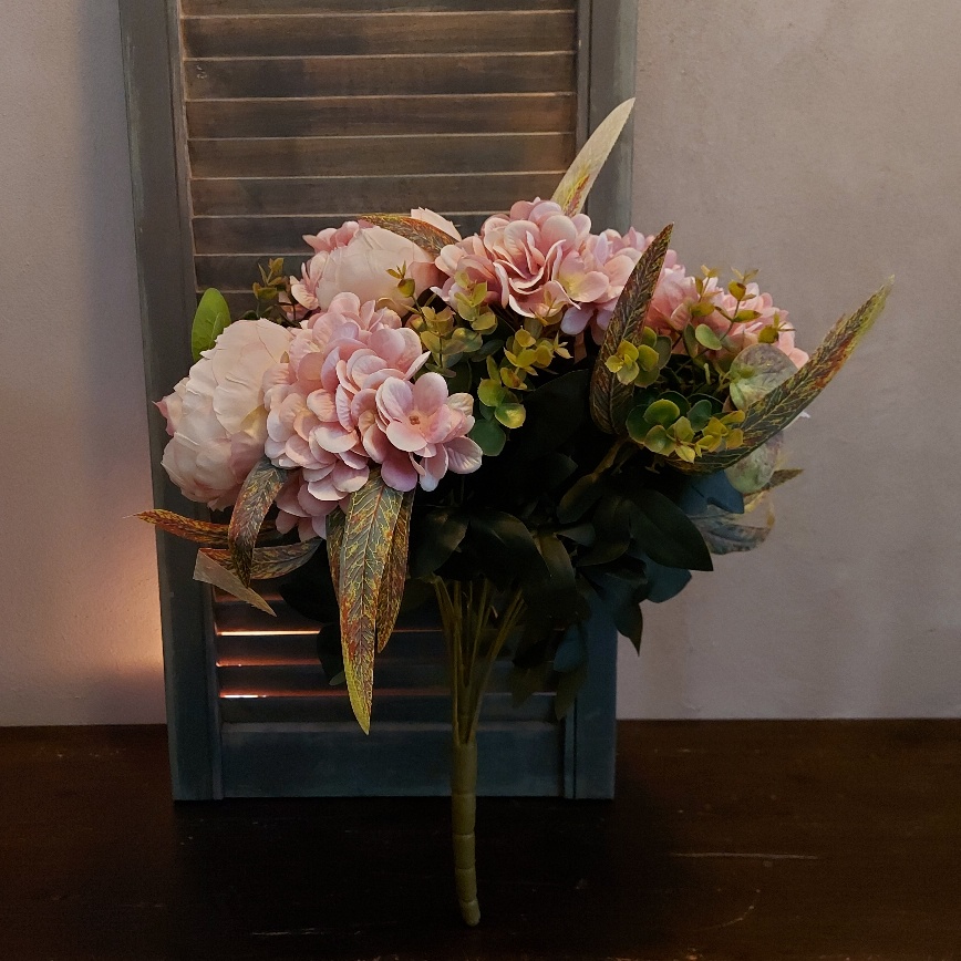 Compleet boeket met roze hortensia's en pioenrozen, van het merk Countryfield.