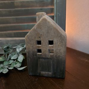 Theelichthouder van aardewerk in het model van een huisje, van het merk Countryfield.