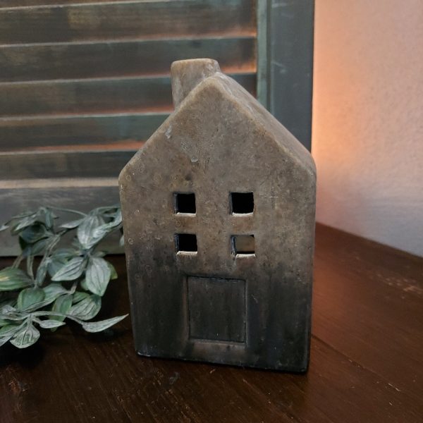 Theelichthouder van aardewerk in het model van een huisje, van het merk Countryfield.