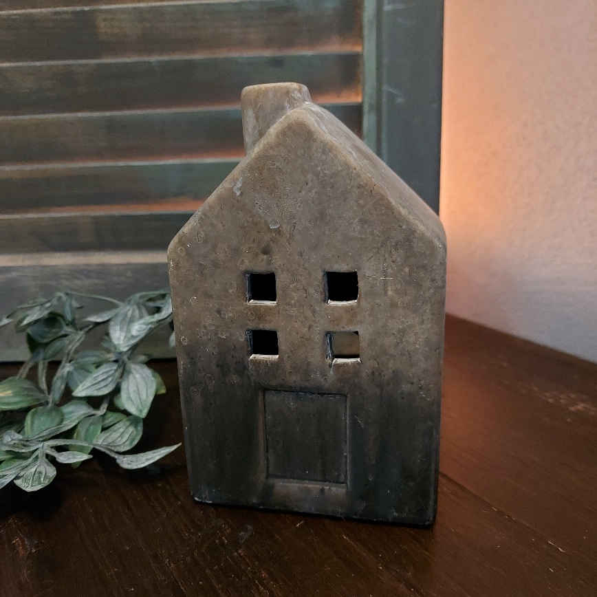 Theelichthouder van aardewerk in het model van een huisje, van het merk Countryfield.
