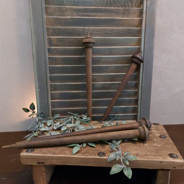 Decoratieve spindel van oud hout.