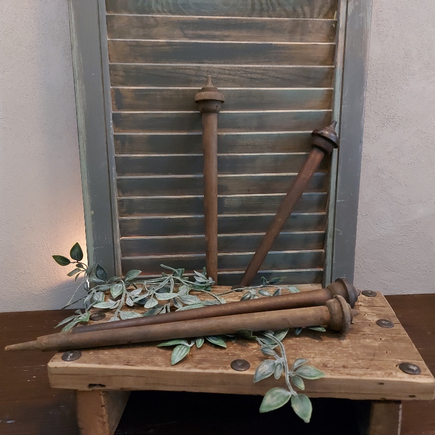 Decoratieve spindel van oud hout.