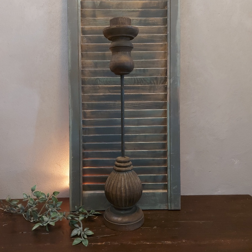 Houten kandelaar van 60 cm hoog voor een dinerkaars.