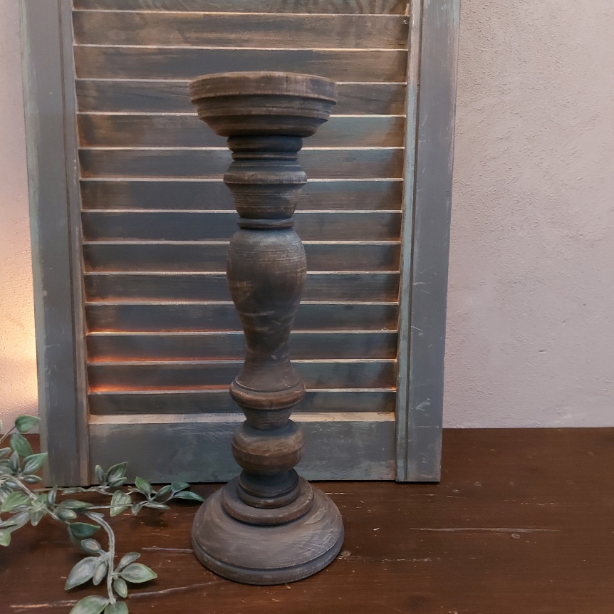 Donkerbruine kandelaar van hout voor een stompkaars van 8 cm.