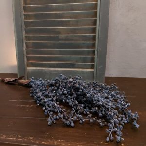 Dadeltak in een kunst uitvoering met blauwpaarse vruchten.