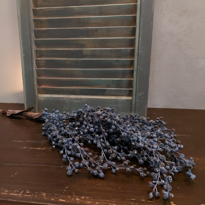 Dadeltak in een kunst uitvoering met blauwpaarse vruchten.