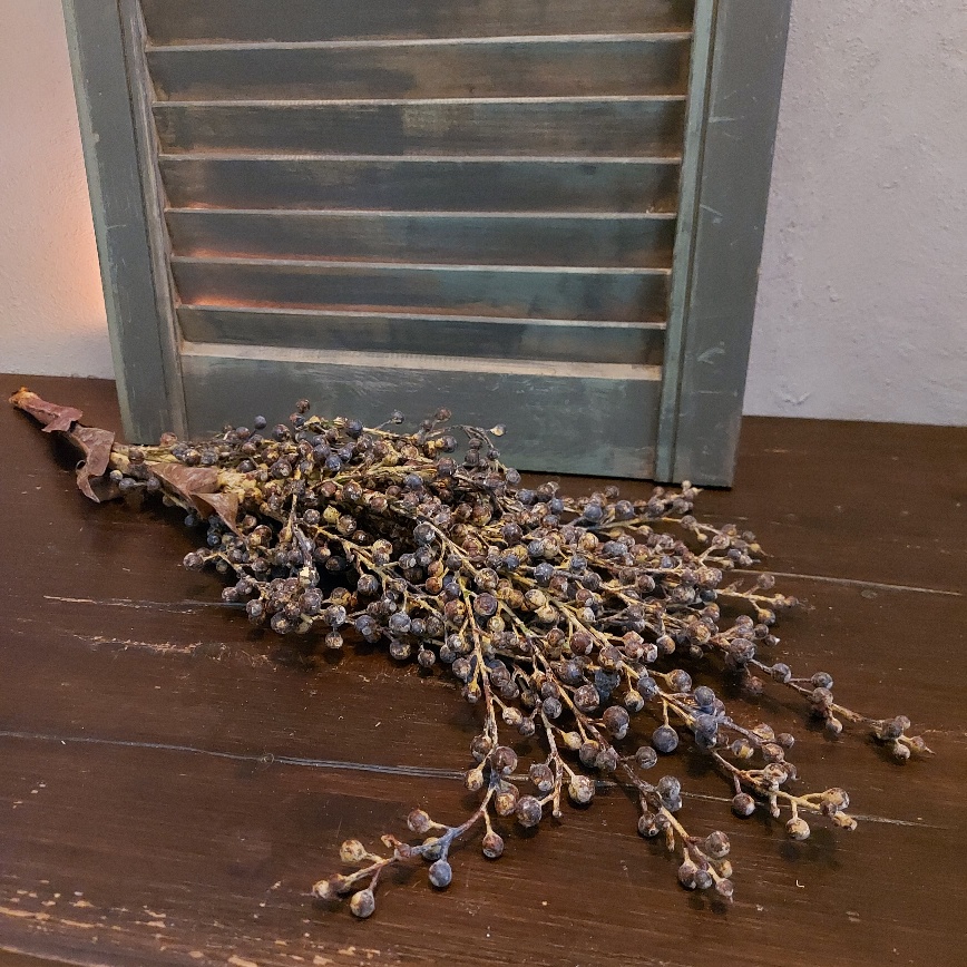 Dadeltak in een kunst uitvoering met bruin paarse vruchten.