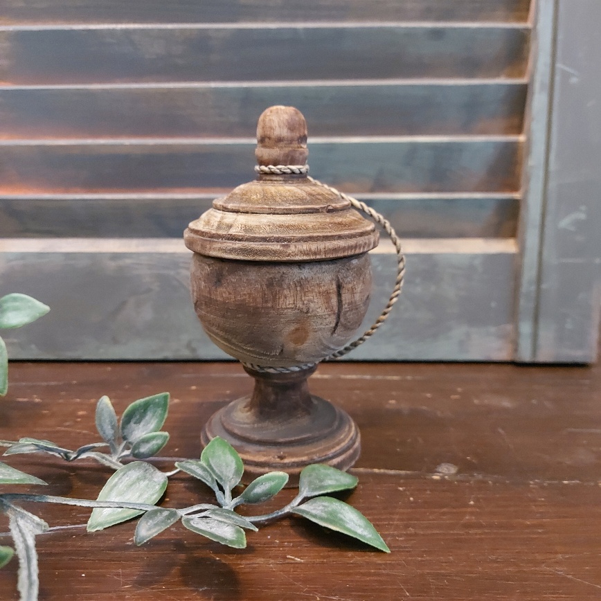 Nepalese pot van hout met deksel in een donkerbruine kleur.