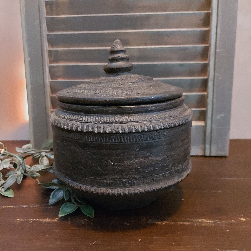 Pot met afneembaar deksel van aardewerk in een donkere grijs bruine kleur.