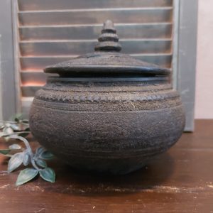 Pot met afneembaar deksel van aardewerk in een donkere grijs bruine kleur.