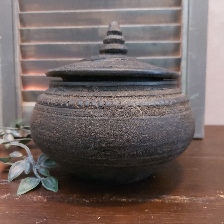 Pot met afneembaar deksel van aardewerk in een donkere grijs bruine kleur.