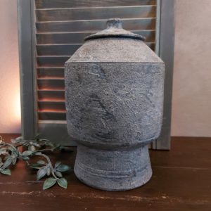 Pot met afneembaar deksel van aardewerk, in een zachte grijze kleur.