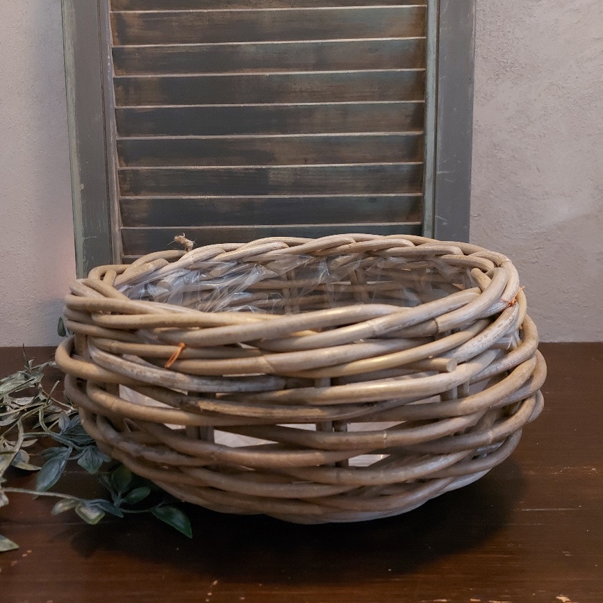 Ronde mand van rattan voor planten.