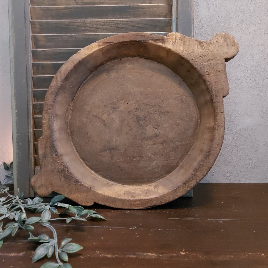 Authentieke schaal van oud hout met oren.