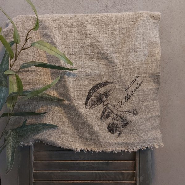 Shabby doek van naturel linnen met een afbeelding van paddenstoelen.