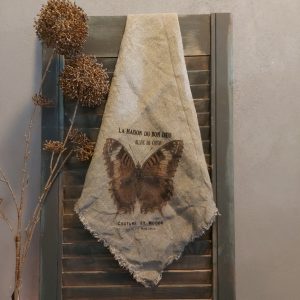 Shabby doek van linnen in een naturel kleur, met de afbeelding van een vlinder.
