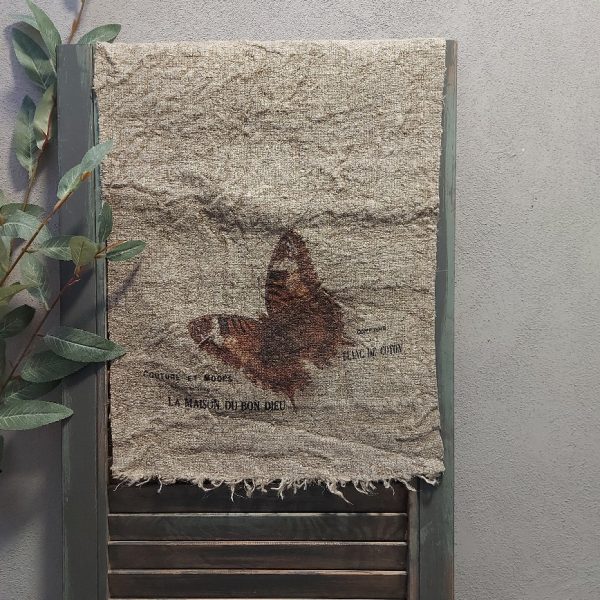 Shabby doek van linnen in een naturel kleur, met de afbeelding van een vlinder.