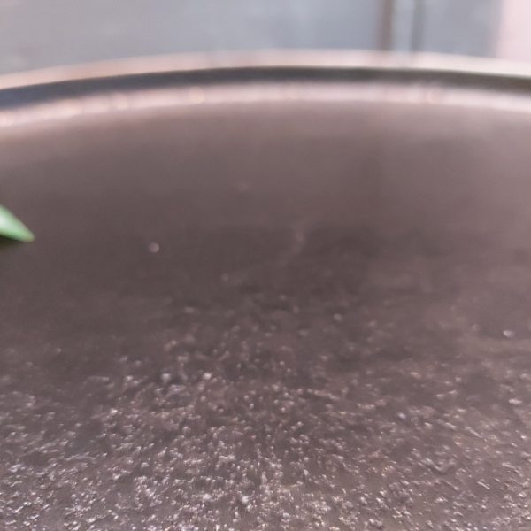 Groot metalen plateau van metaal in een zwarte kleur van het merk Countryfield.