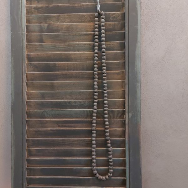 Decoratieve ketting van houten kralen.