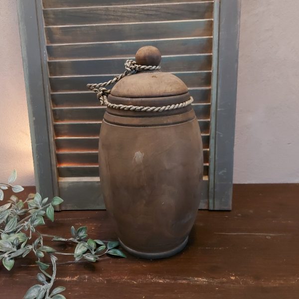 Nepalese pot van hout met deksel in een donkerbruine kleur, 30 cm hoog.