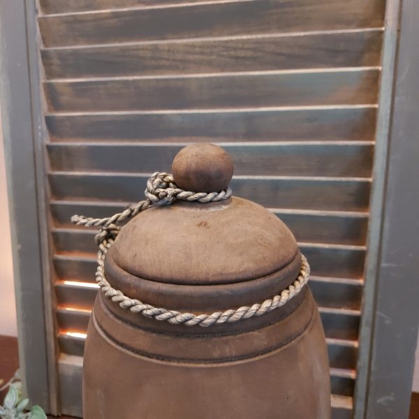 Nepalese pot van hout met deksel in een donkerbruine kleur, 30 cm hoog.