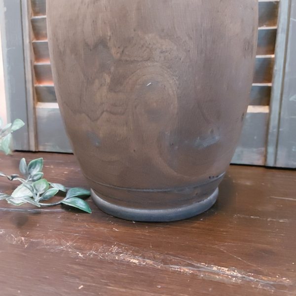 Nepalese pot van hout met deksel in een donkerbruine kleur, 30 cm hoog.