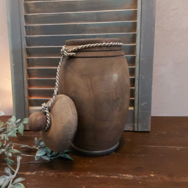 Nepalese pot van hout met deksel in een donkerbruine kleur, 30 cm hoog.