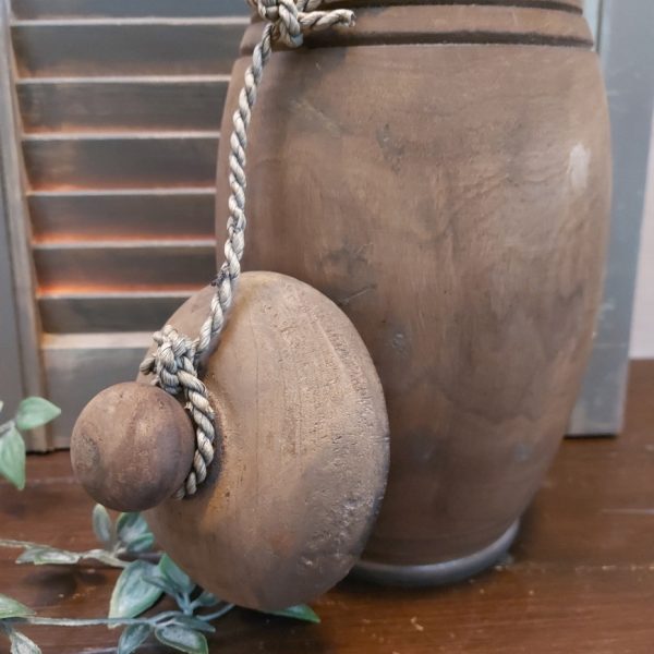 Nepalese pot van hout met deksel in een donkerbruine kleur, 30 cm hoog.