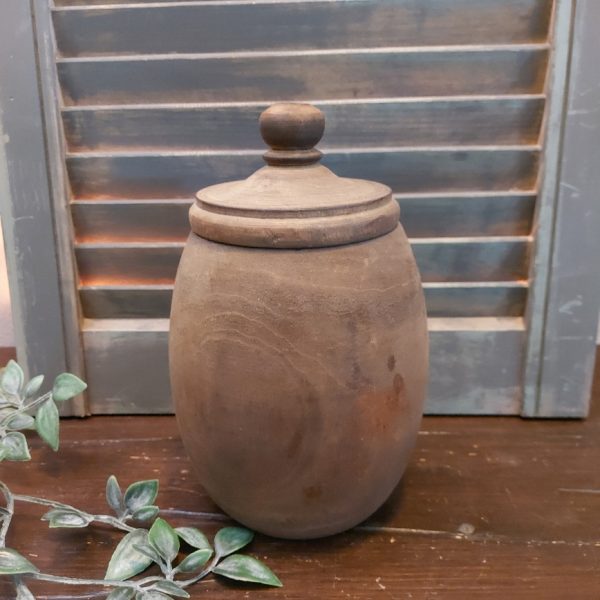 Nepalese pot van hout met deksel in een donkerbruine kleur.