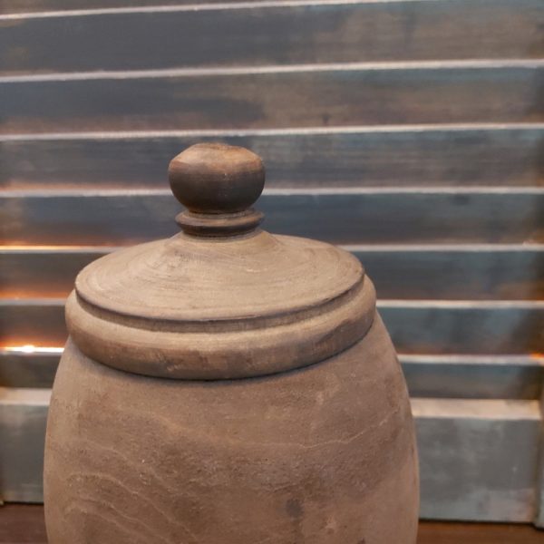 Nepalese pot van hout met deksel in een donkerbruine kleur.