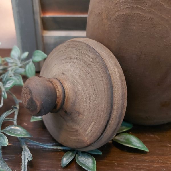 Nepalese pot van hout met deksel in een donkerbruine kleur.
