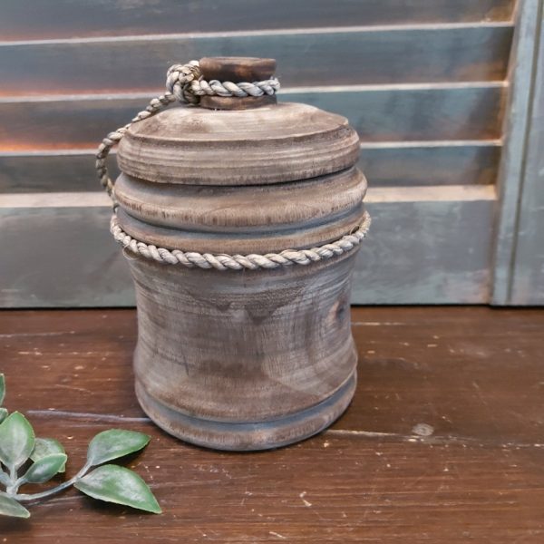 Nepalese pot van hout met deksel in een donkerbruine kleur.