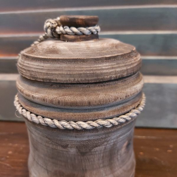 Nepalese pot van hout met deksel in een donkerbruine kleur.