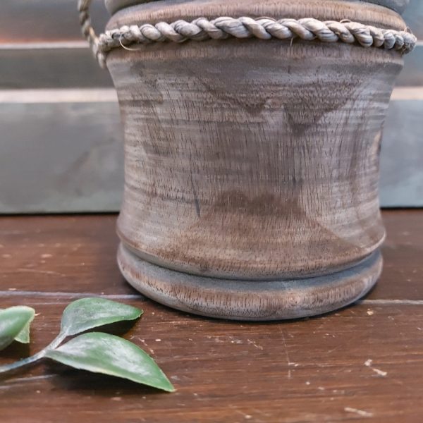 Nepalese pot van hout met deksel in een donkerbruine kleur.