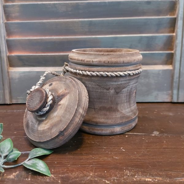 Nepalese pot van hout met deksel in een donkerbruine kleur.