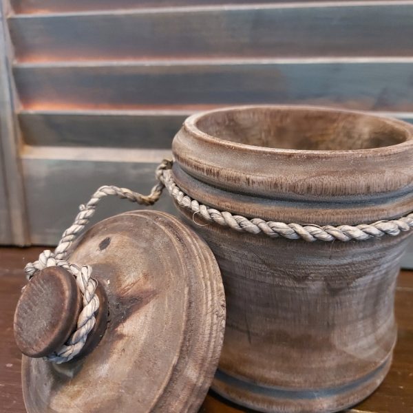 Nepalese pot van hout met deksel in een donkerbruine kleur.