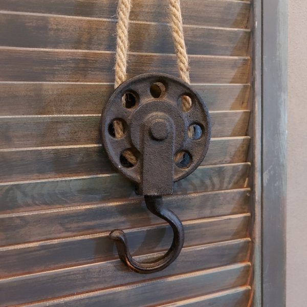 Decoratieve katrol ven metaal aan een jute